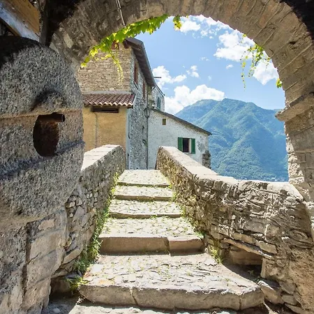 Romantic View Apartment, Nesso, By Rent