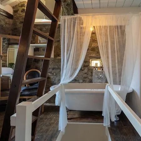 Romantic View Apartment, Nesso, By Rent نيسّو